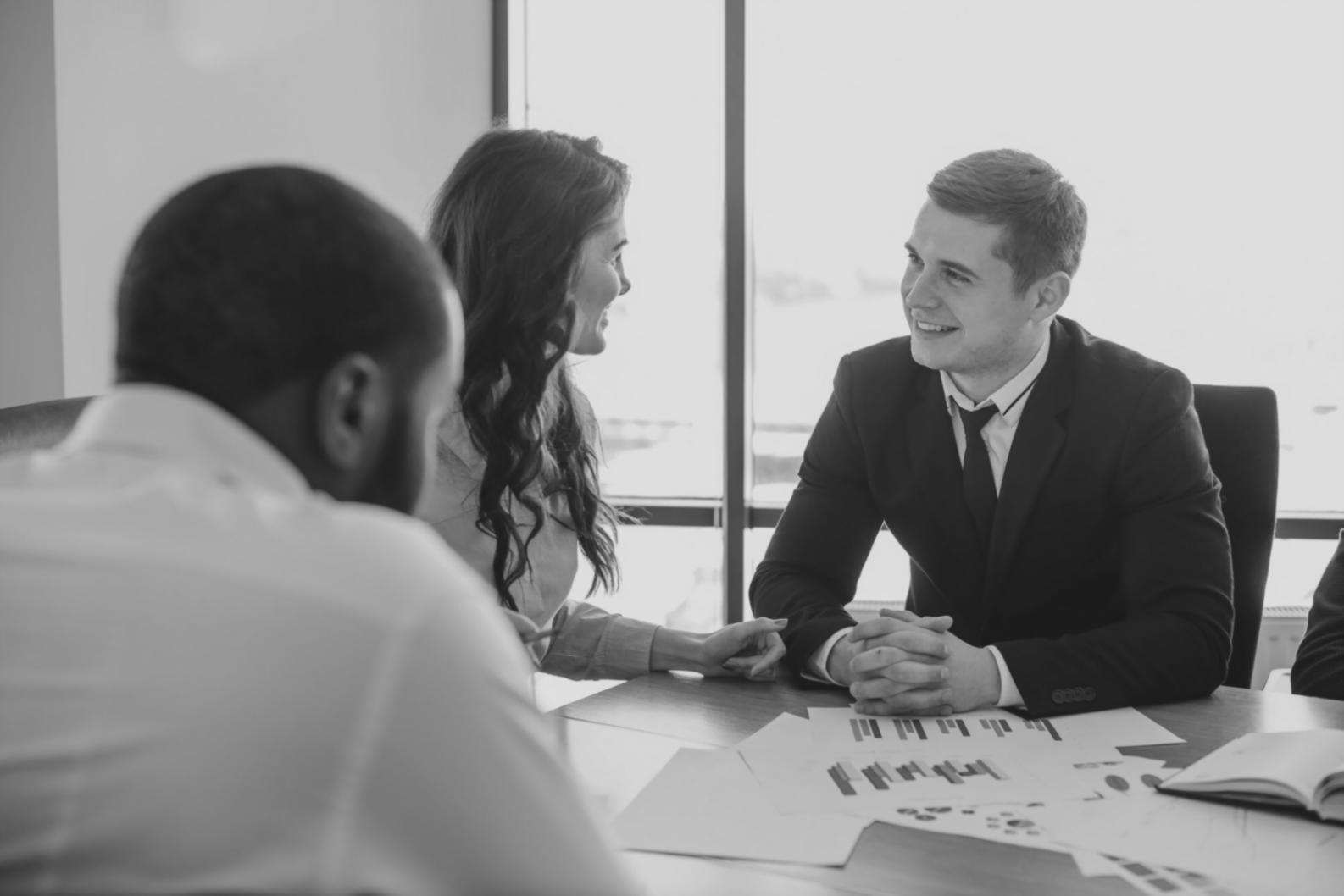 Environnement de travail moderne avec outils d'analyse financière