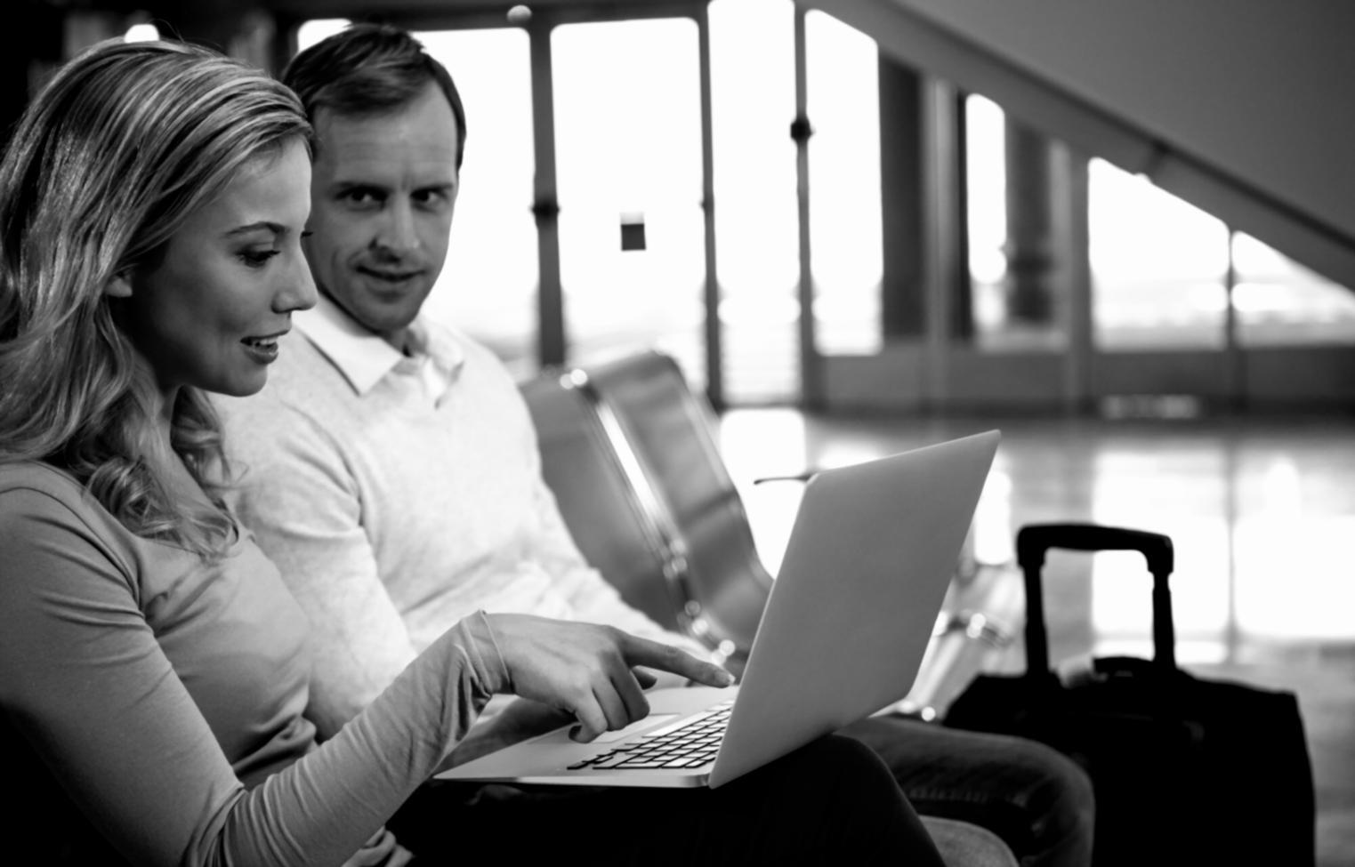 Équipe d'analystes financiers travaillant sur des projets complexes